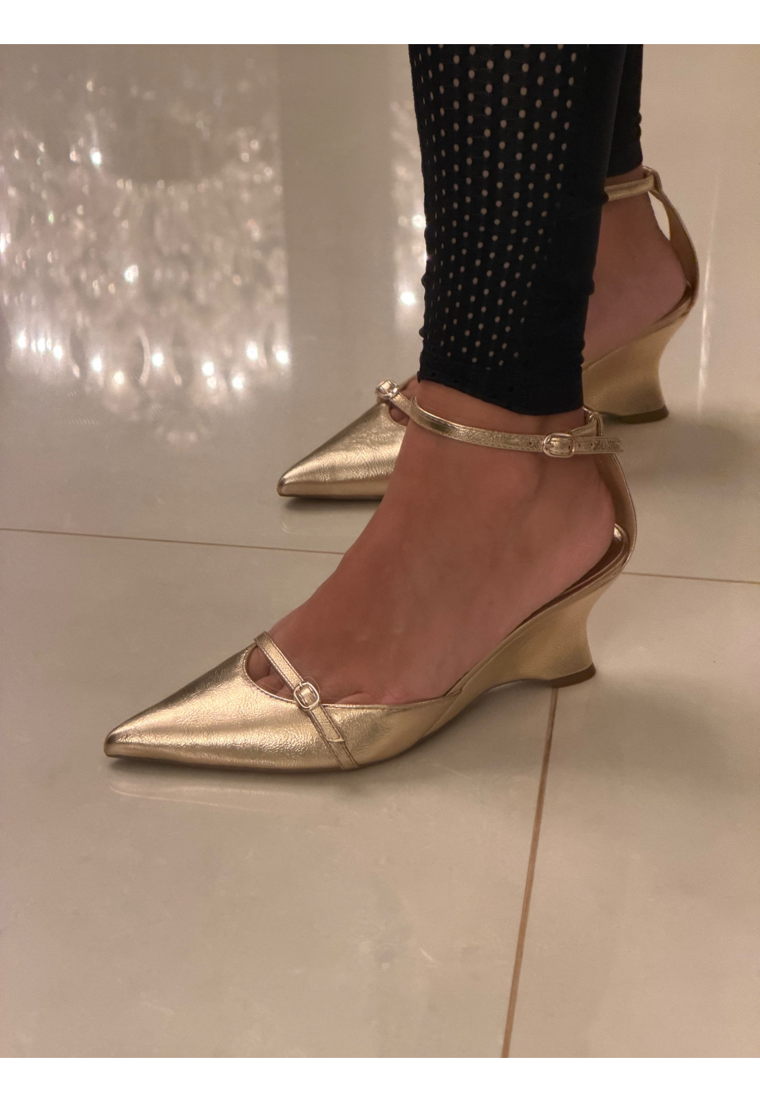 Scarpin LUMIERE Gold dourado metalizado salto anabela Scarpin LUMIERE Gold dourado metalizado salto anabela